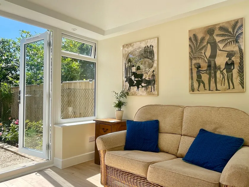 3-bed cottage in Sway, New Forest (5 min walk from Sway Train Station) - Image 1