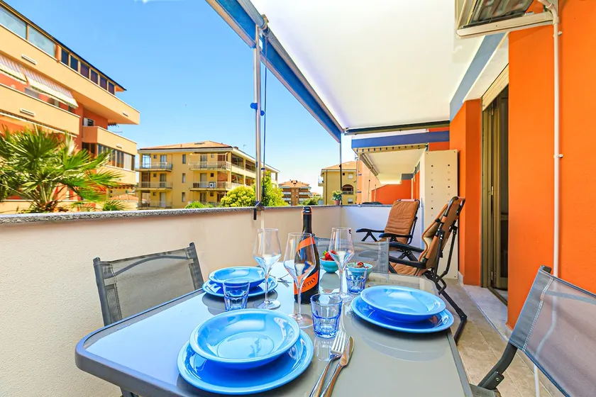 Bikes Included, Terrace and Sea 5 min away - Image 1
