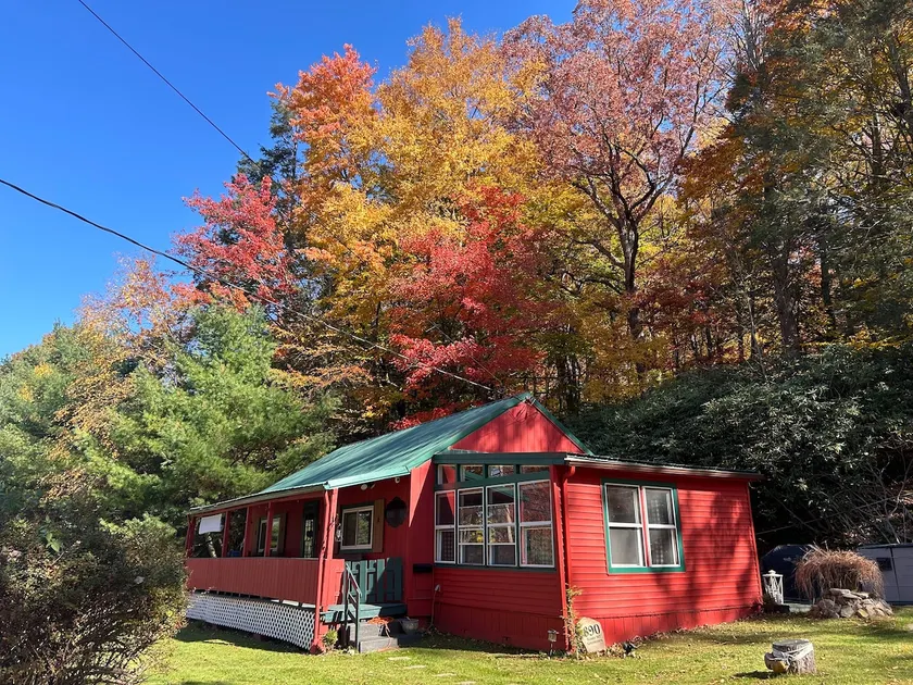Enjoy Lake Wallenpaupack at the Little Red Cottage - Image 1
