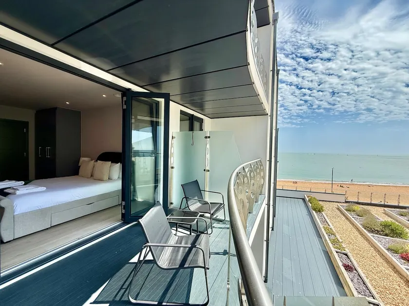 SoHot Stays Royal Sands Seaview Apt Free Parking Sleeps 4 - Image 1