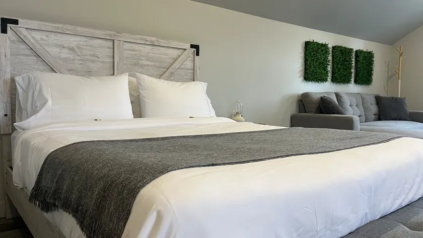 Beautiful loft with spa and heated garage! - Image 1