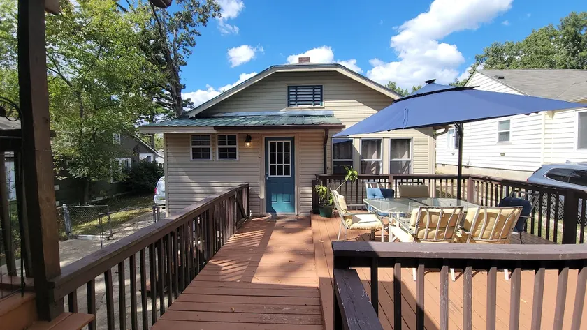Large deck, pet friendly, fenced backyard - Image 1