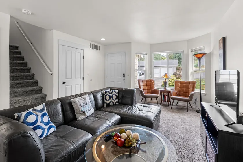 Stylish getaway near town, park and amenities! - Image 1