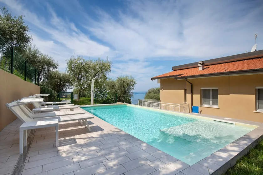Villa Malù - APT Amalia - Vista a la piscina y al lago - Image 1