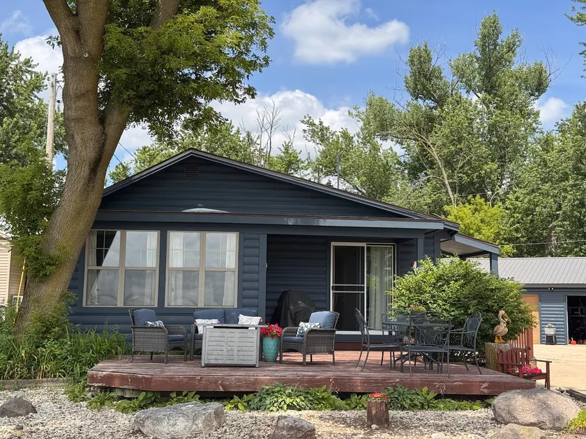 Cozy Lakefront Cottage With The Best View - Image 1