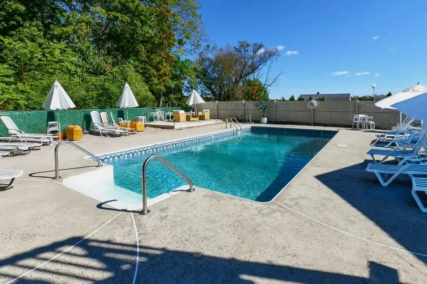 Private pool, gym and cinema near Yale - Image 1