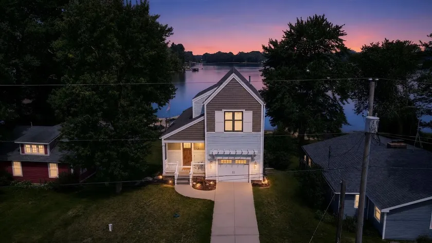 Holiday Haus: Fall Weekend on Lake Cowden - Image 1