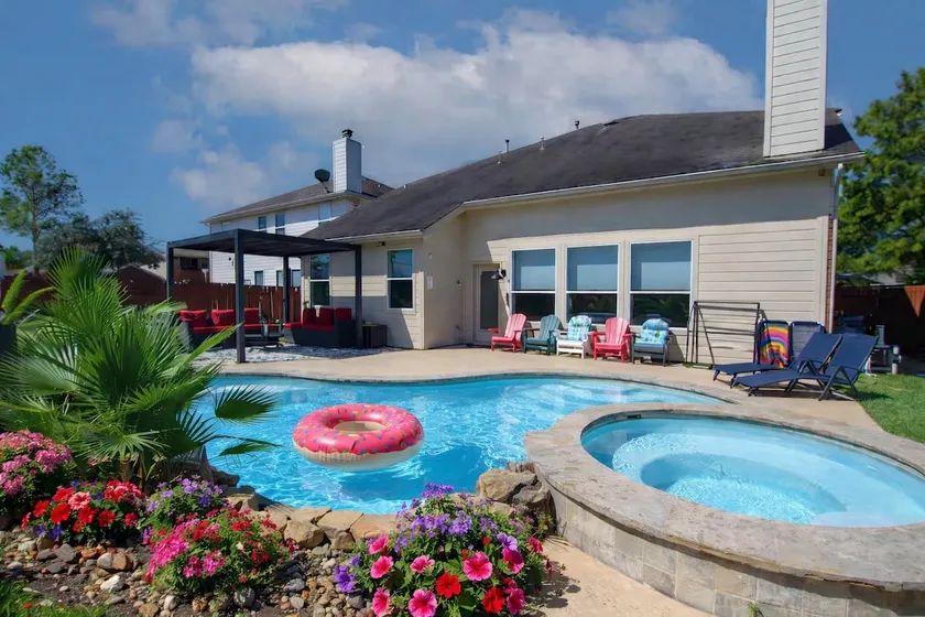 Katy Oasis With Luxury Heated Winter Pool - Image 1