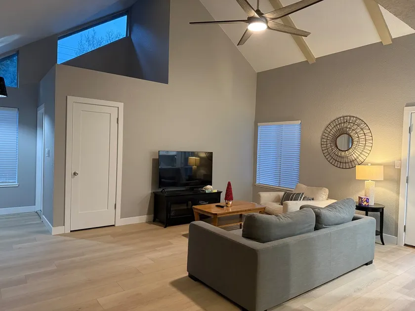 Modern Blue Marina 2 bed 2 bath garage whole home - Image 1