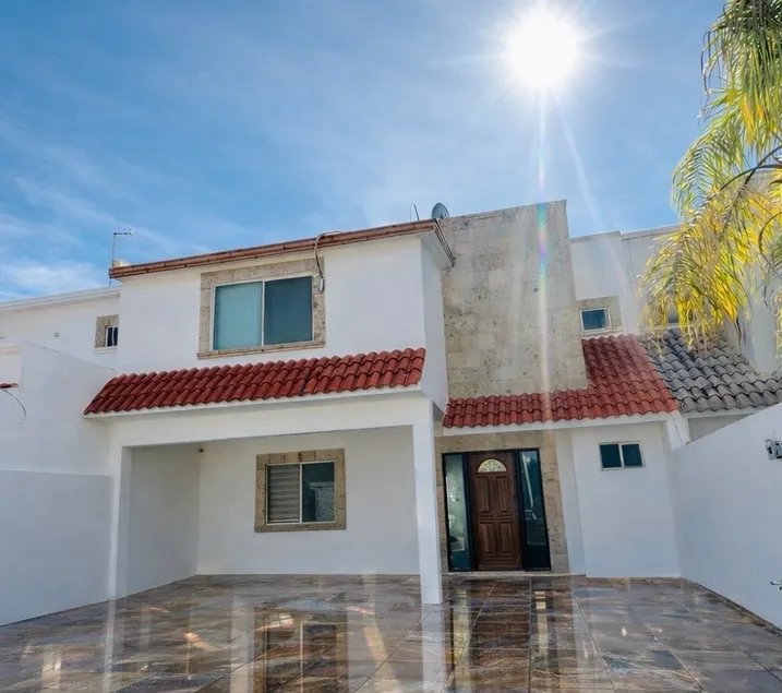 Spacious house in the Viñedos area | 24-hour security. - Image 1