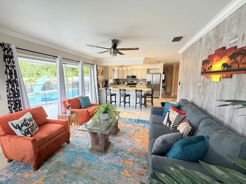 Anysel Pool house - Image 1