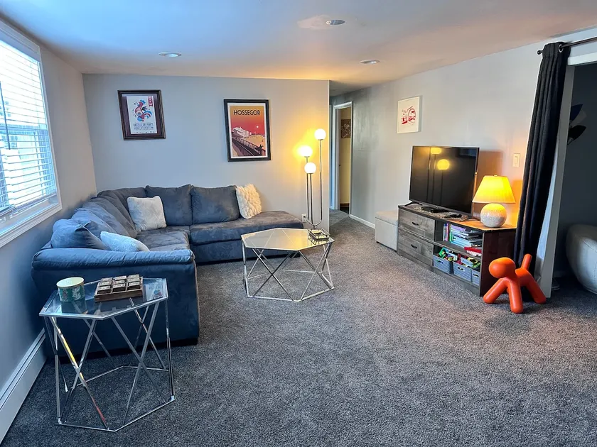 Fully renovated spacious & cosy Lower Level suite - Image 1