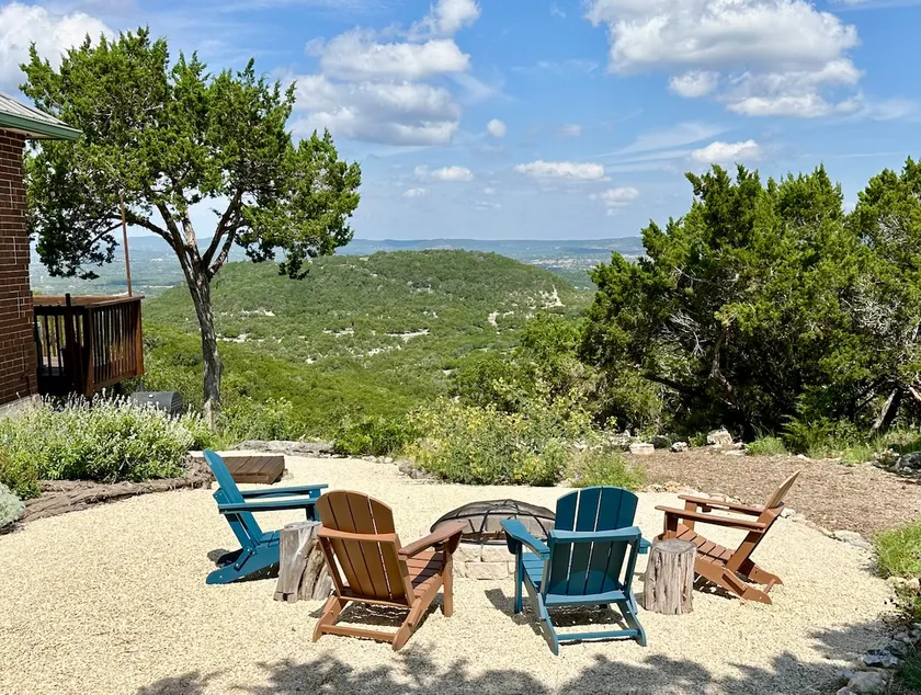 Amy's Hilltop Guesthouse | Views, Pets & Pool - Image 1