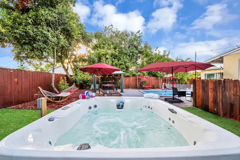 Heated Pool Spa BBQ 10 PPL Near Beach & Downtown - Image 1
