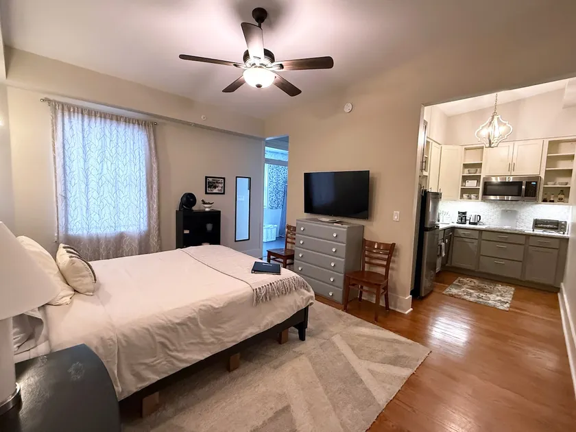 Cozy Downtown Suite + Coworking (3S) - Image 1