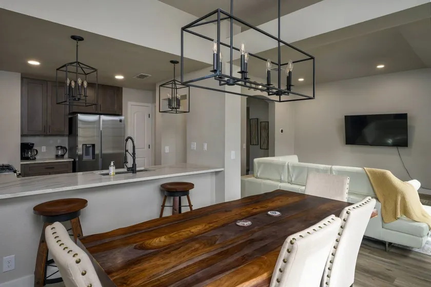 Near Tesla, COTA and Airport. Gourmet Kitchen with Large Dining Table, BBQ, outdoor seating - Image 1