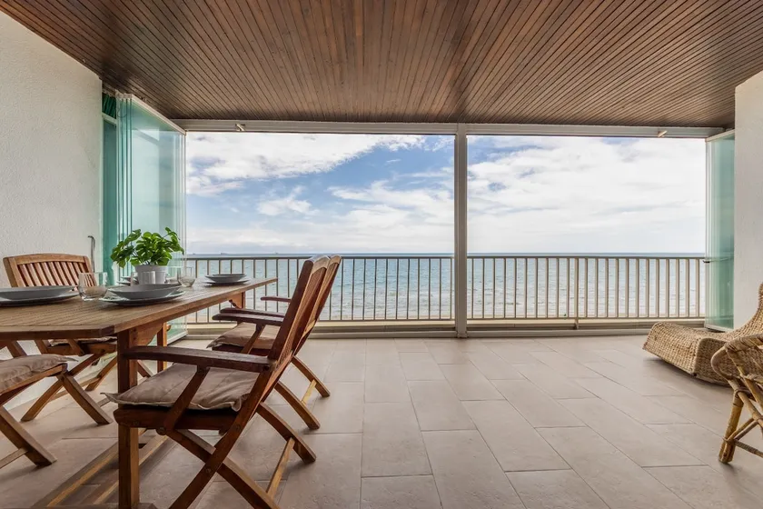 First line sea apartment and community parking - Image 1