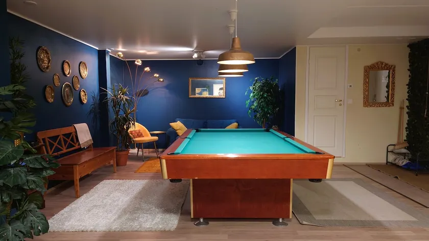 Gorgeous 95m² basement accommodation with billiards - Image 1