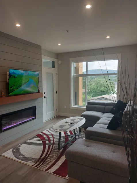 BRAND NEW Oasis-Lakeside Paradise. - Image 1