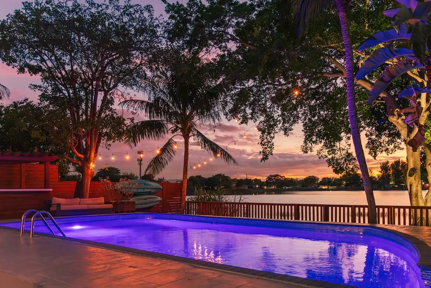 3B/2B Tropical Oasis w Salt-Water Pool! Lake views - Image 1