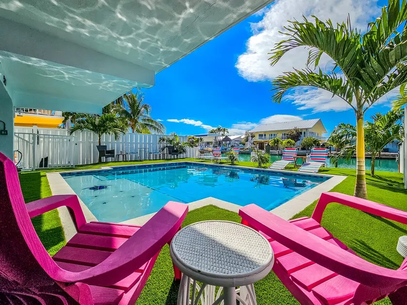 Reef Retreat 2 bed 2 bath w/private pool and 37 ft of dockage - Image 1