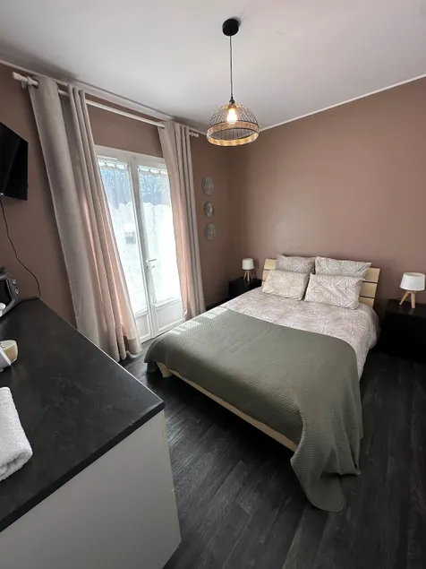 Bedroom with bathroom - Image 1
