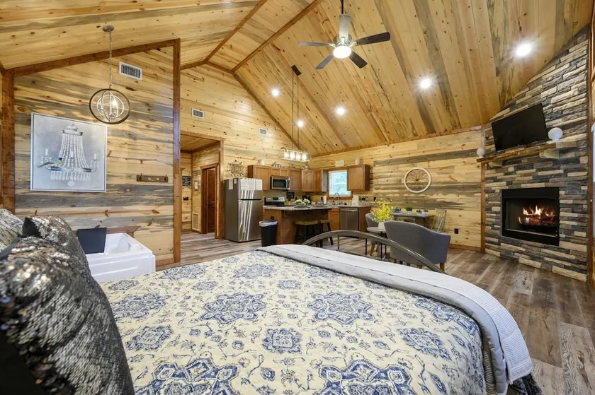 Moonlit Pines | Hot Tub • Fire Pit • Broken Bow - Image 1