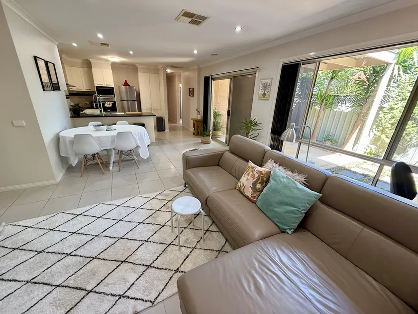Protea Villa - Central Wodonga - Image 1