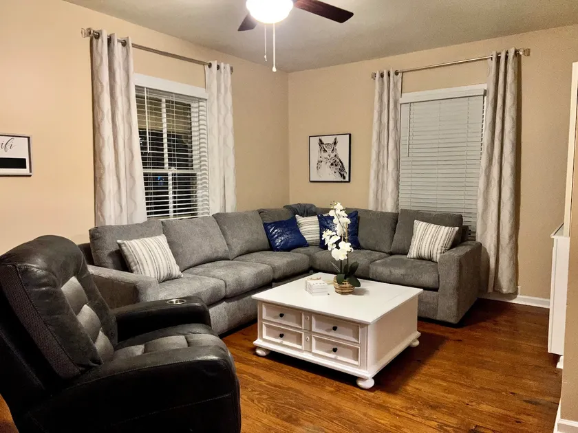 Pet-friendly, 2 bedroom, 1920s cottage *No fence* - Image 1