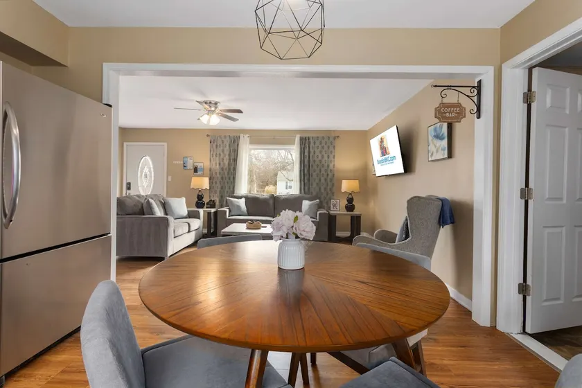 Cozy Stay_4BR_Near HWY Access_ All King Beds - Image 1