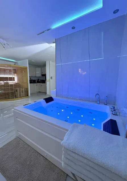 Private Spa with Hot Tub and Sauna, Paris 15th Arr., Parking - Image 1