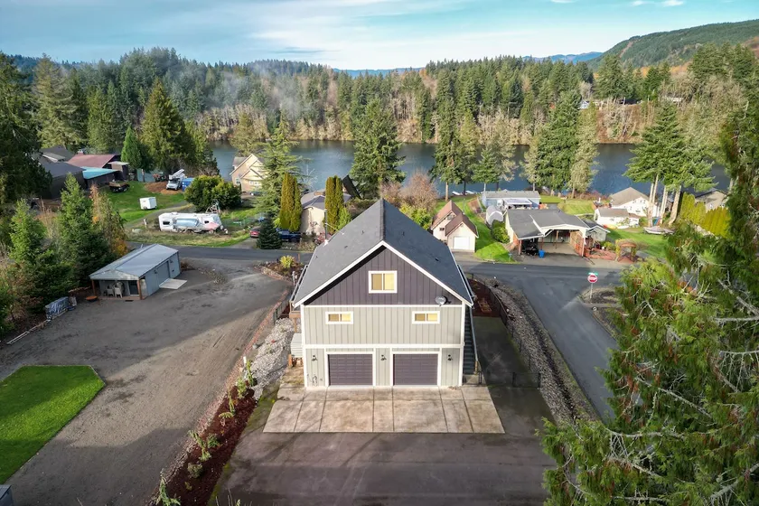 Modern Chalet with Lake Views in Marina Area - Image 1