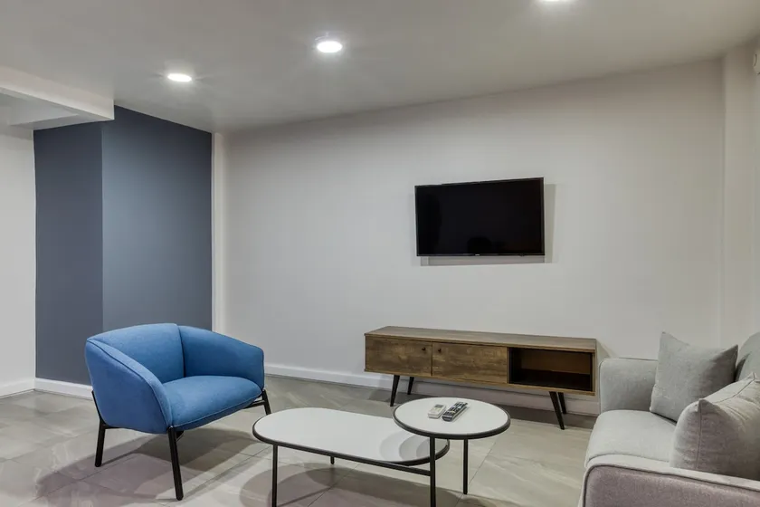 City Life Hub | Apt+In the Nightlife Scene - Image 1