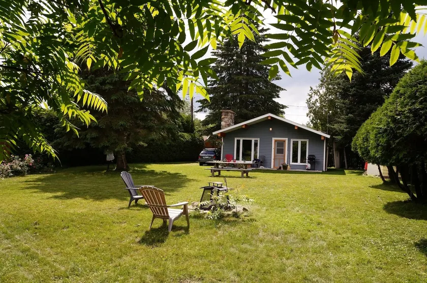 Romantic chalet with lake access and kayaks - Image 1