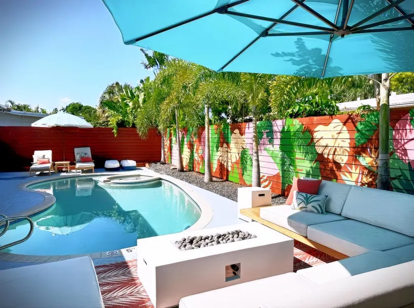 WALK to Beach sleeps 12 Pool & Hot tub! - Image 1