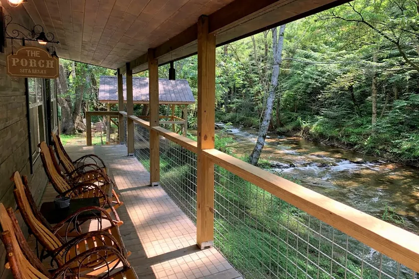 Pearl Creek Cabin – Cozy Waterfront Retreat - Image 1
