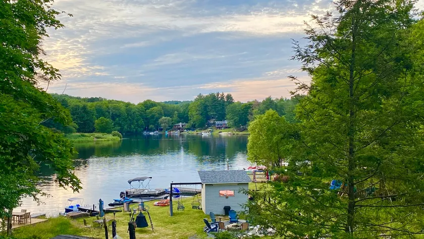 Lake Vibez: 5BR Lakefront + View, Kayaks*Ski *Golf - Image 1
