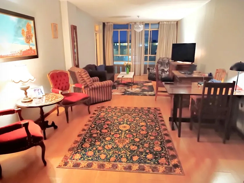 Central, Spacious 2-Bed Mid/Long-stay Apartment - Image 1