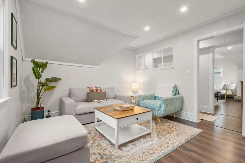 Bright & Cozy Entire Apartment - Your New England Hub - Image 1