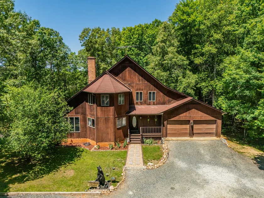 Lazy Bear Lodge | 12 Acre Fun Family Getaway - Image 1