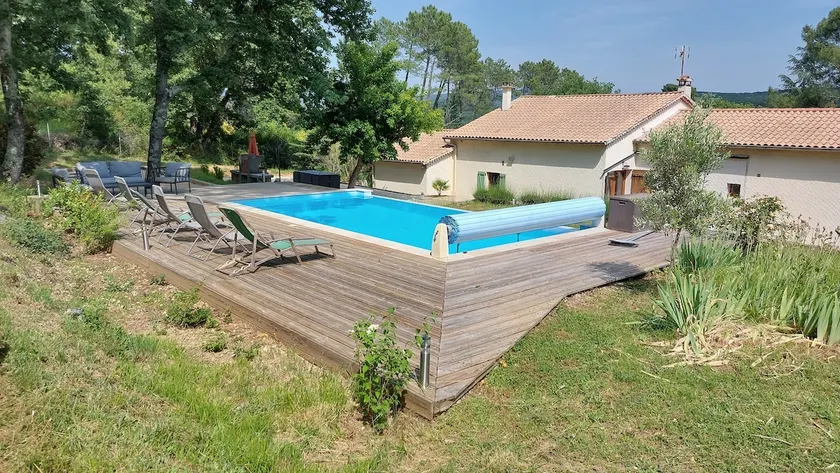 House with a pool and air conditioning - Image 1