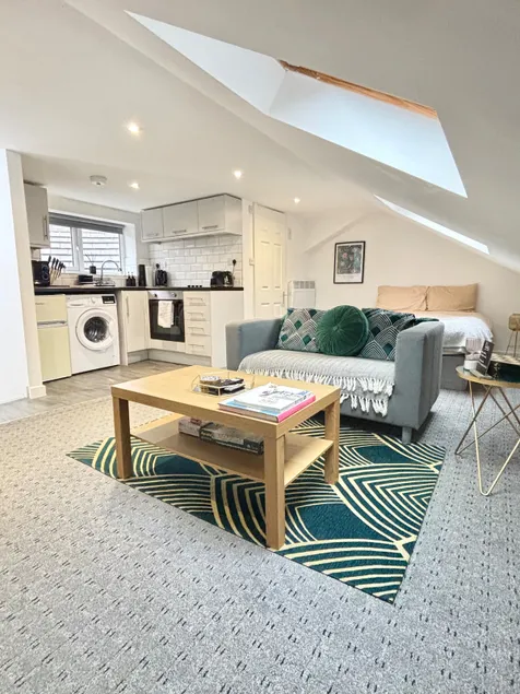 4BR Home w/En-suites | Parking | Near City Centre - Image 1