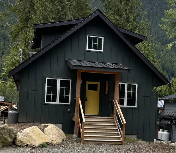 Cozy dog friendly cabin w/ hot tub & fire pit - Image 1