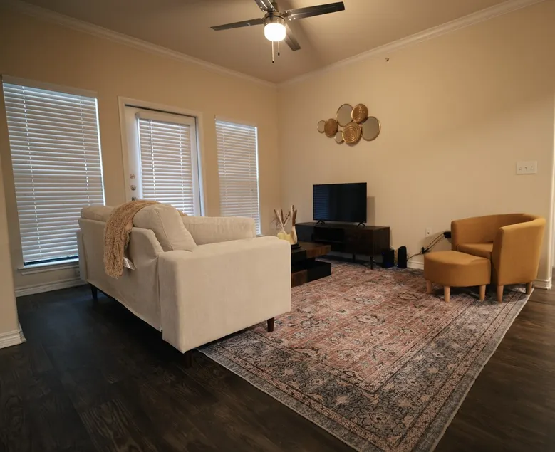 Charming 2 bedroom 2 bath apartment - Image 1