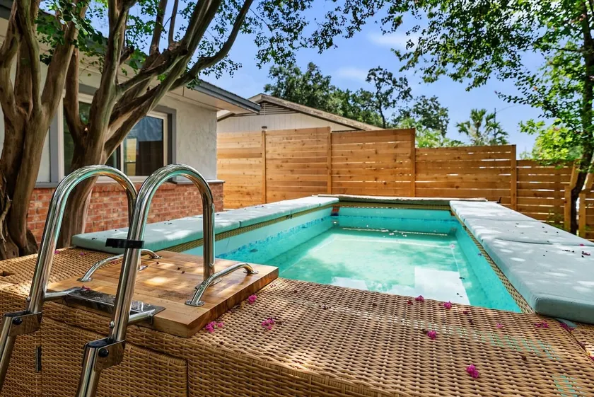 E. Austin Family Hangout! Pool & BBQ -Fully fenced - Image 1