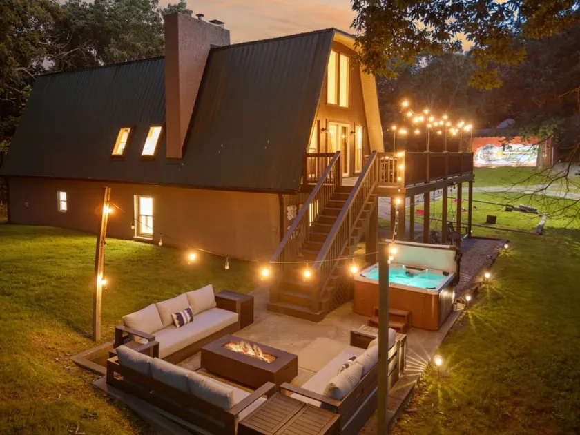 HonkyTonk Ridge, Hot Tub, Pub, Fire Pit, Sleeps 16 - Image 1