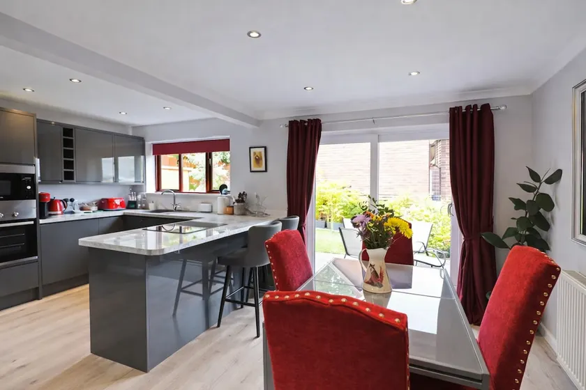 3-Bed Home in Malvern | EV Charger | Free Parking - Image 1
