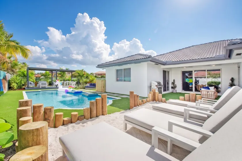 Getaway in South Miami • Pool_BBQ • Ping Pong_Golf - Image 1