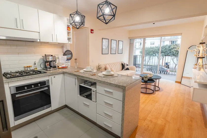Cozy flat near airport with pool, gym & parking - Image 1