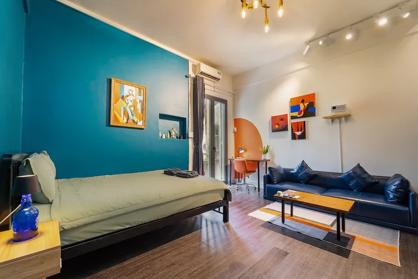 Studio On Pasteur Street- Balcony View Center City - Image 1